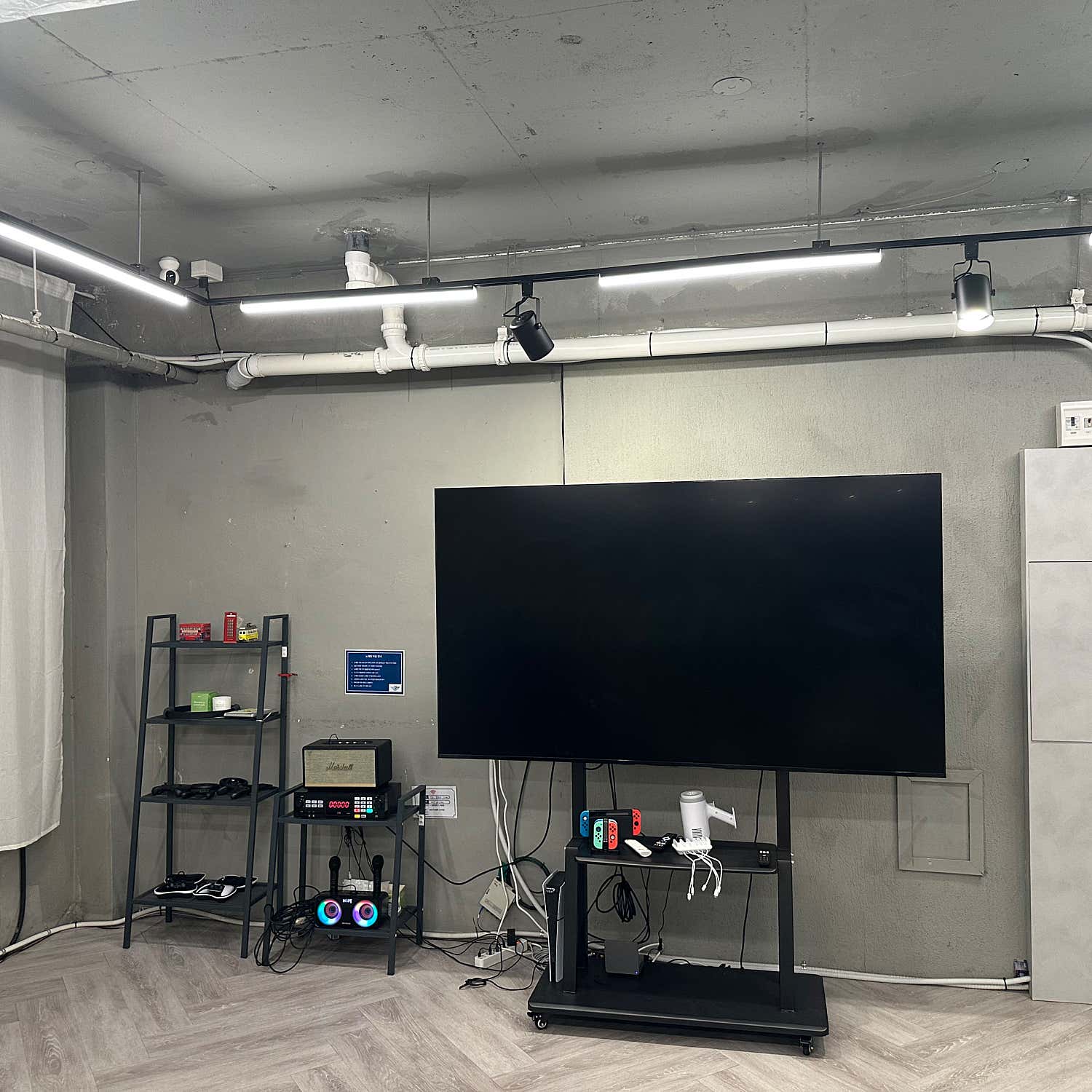 강남양재점의 대형 TV와 닌텐도, 플레이스테이션 및 노래방 기기
