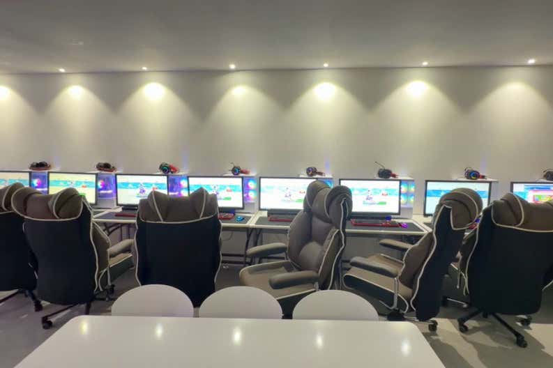 어반아지트 서대전역점의 벽을 따라 놓인 PC와 게이밍 의자