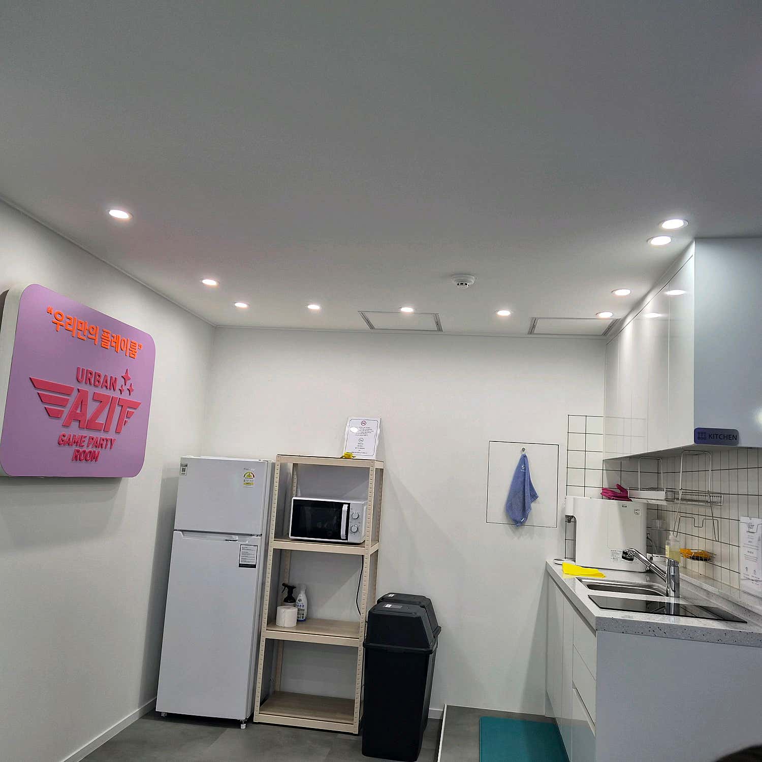어반아지트 목동점의 냉장고와 전자레인지, 싱크대가 있는 주방