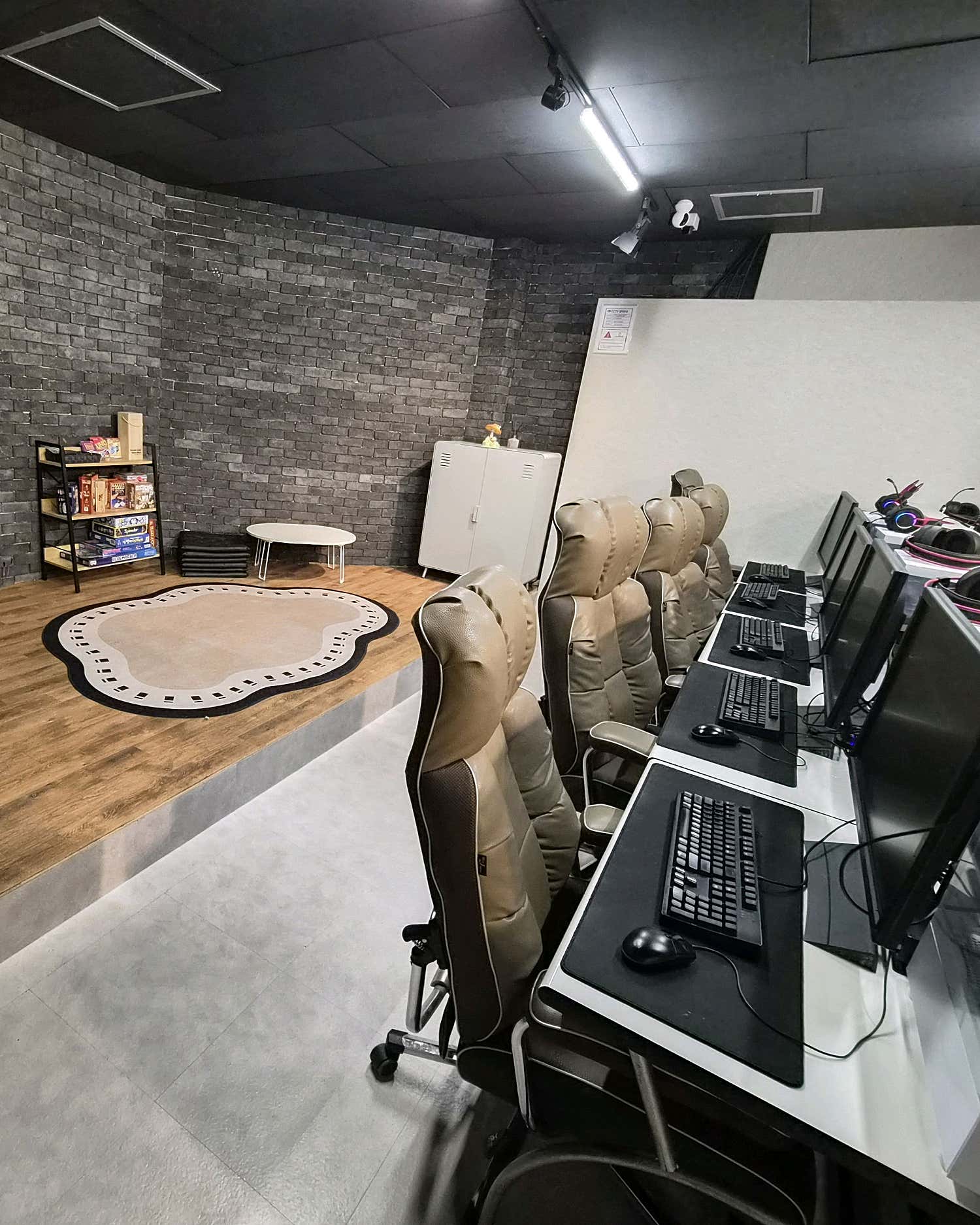 어반아지트 이수1호점의 나란한 PC 좌석과 보드게임 코너