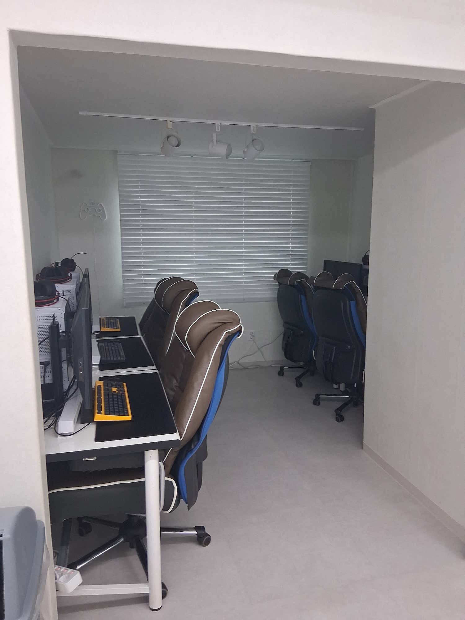 어반아지트 홍대5호점의 양쪽 벽을 따라 배치된 PC 좌석