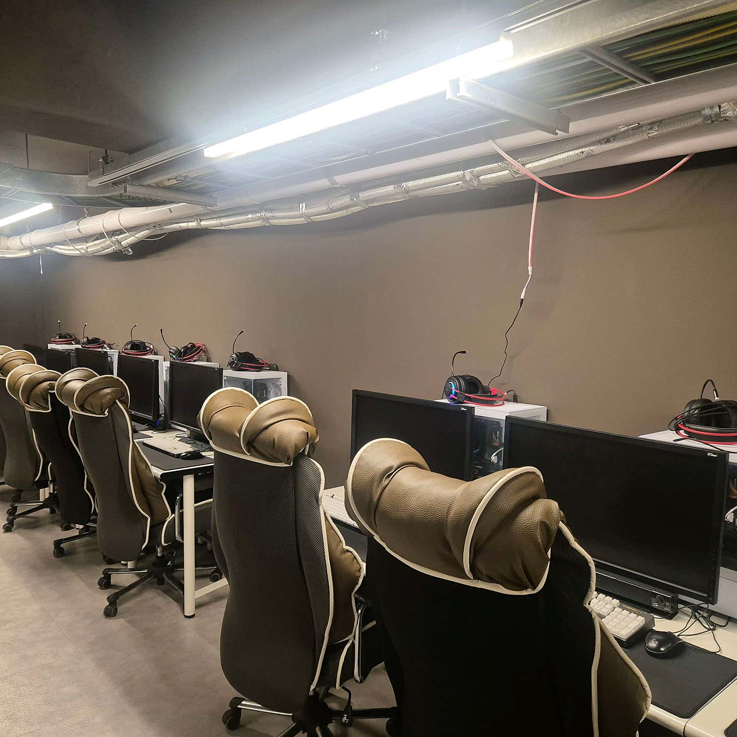 어반아지트 부산서면1호점의 벽을 따라 배치된 PC 좌석