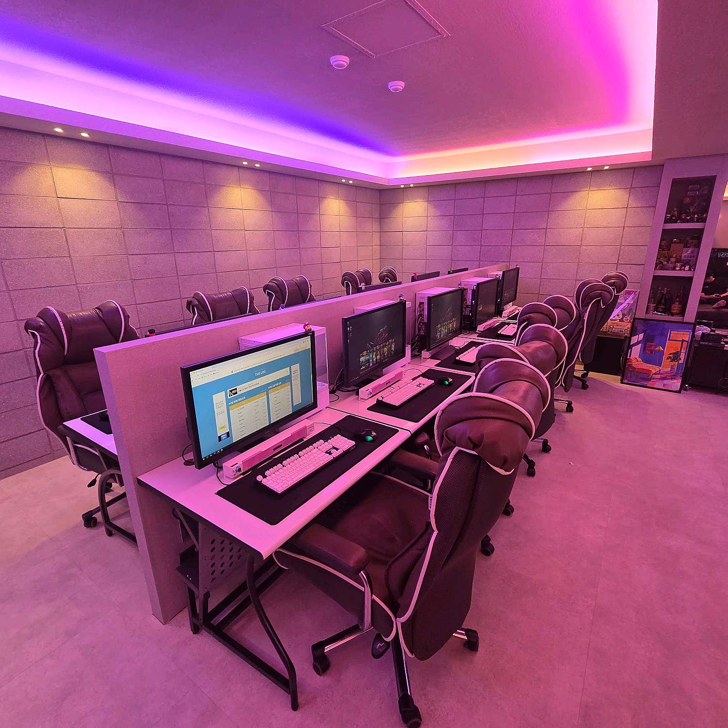 어반아지트 노원공릉점의 마주 보는 PC 좌석과 게임 의자