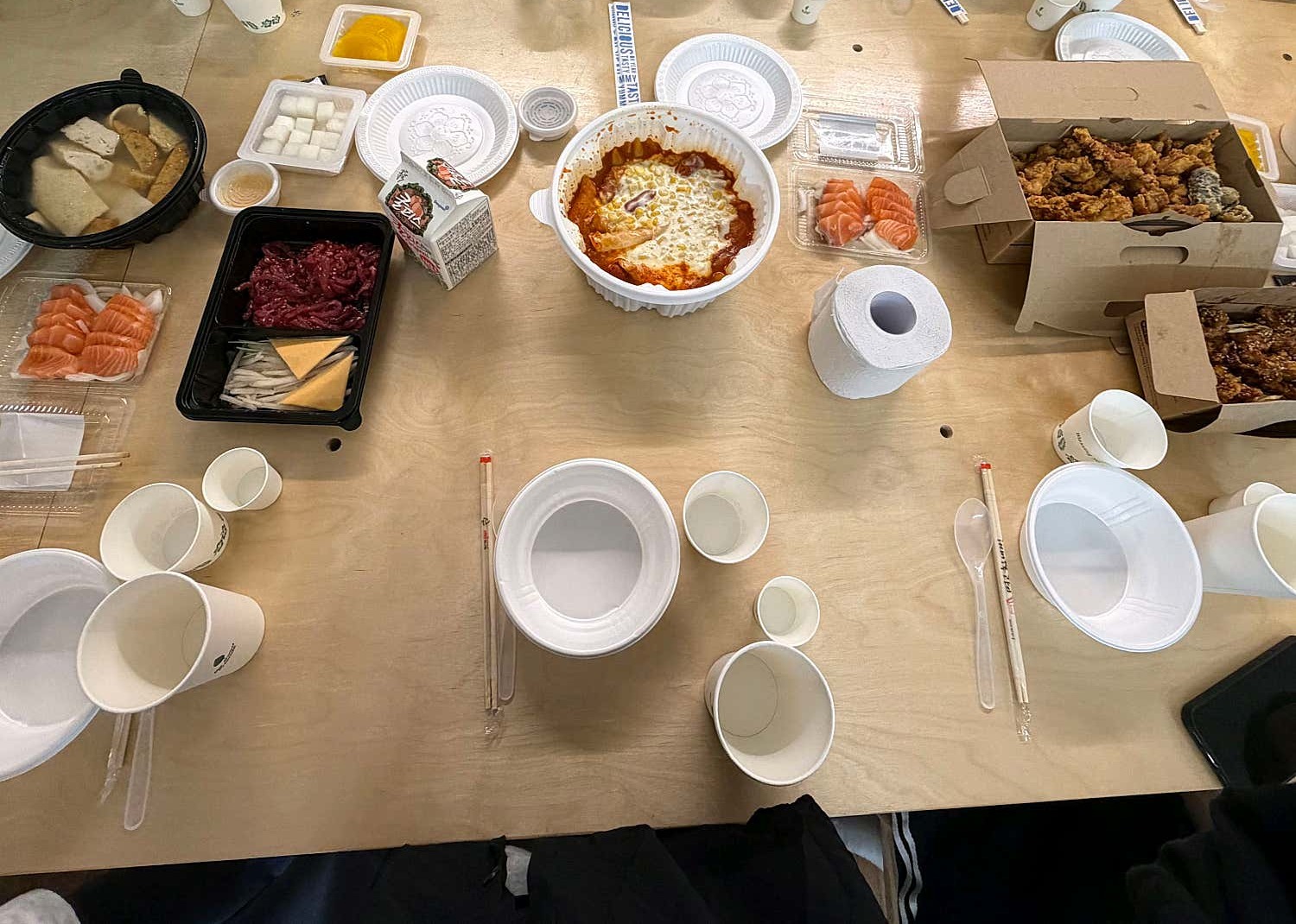 여러 음식, 접시와 컵이 놓인 긴 테이블