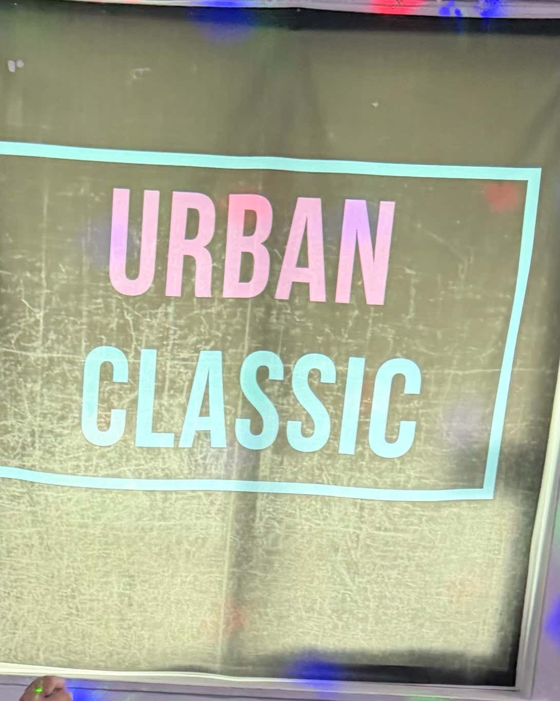 조명 아래 URBAN CLASSIC 표시가 보이는 입구 쪽