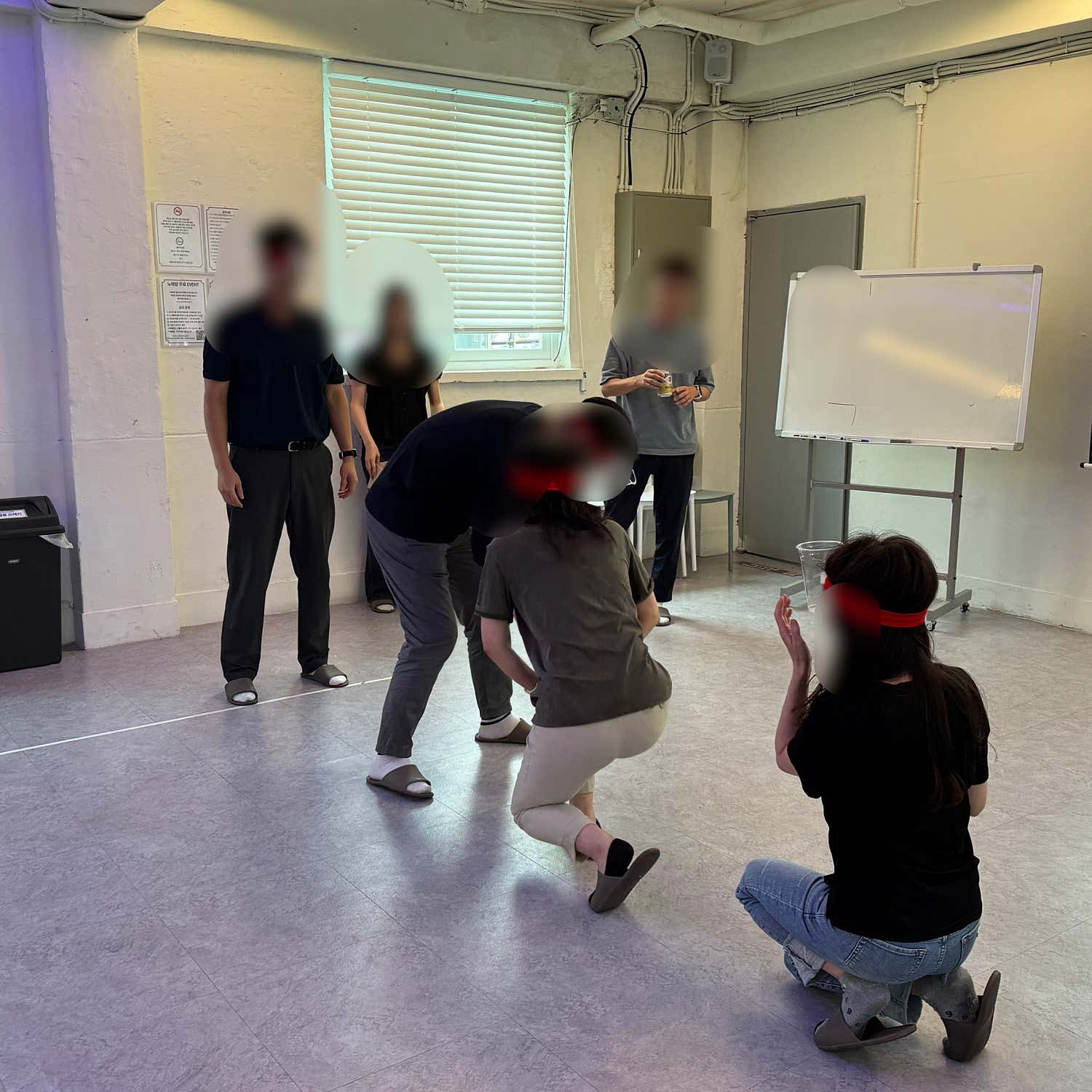 이동식 화이트보드 앞의 넓은 바닥과 단체 활동 모습