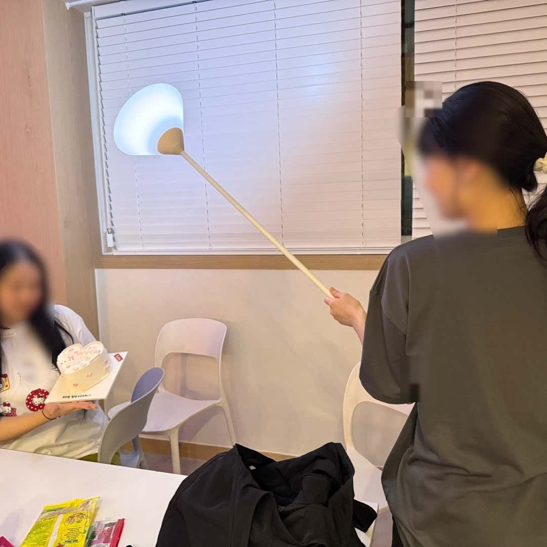 케이크를 든 사람과 조명 소품, 흰색 의자와 테이블