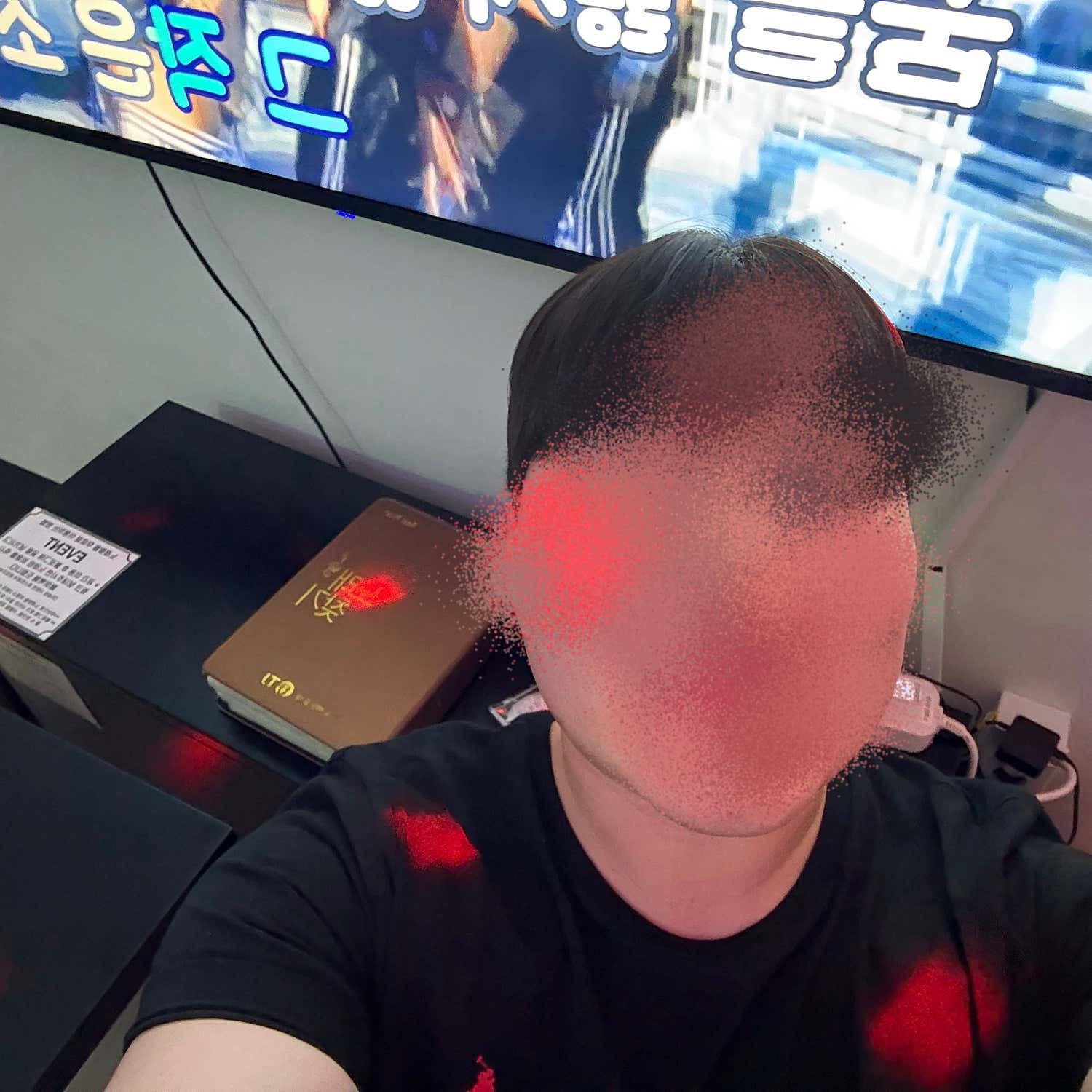 노래 화면과 기기 앞에서 촬영한 사람
