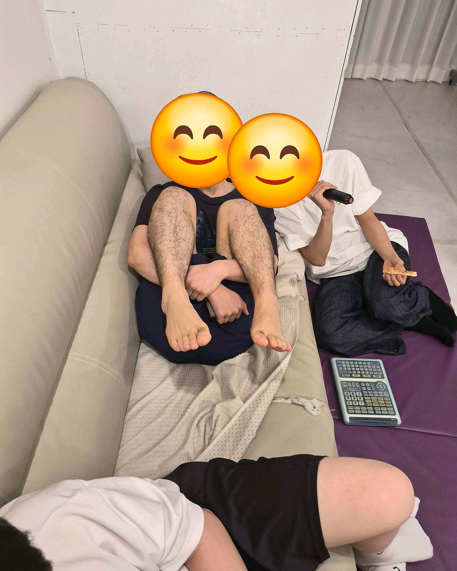 밝은 소파에 앉아 마이크와 간식을 든 친구들