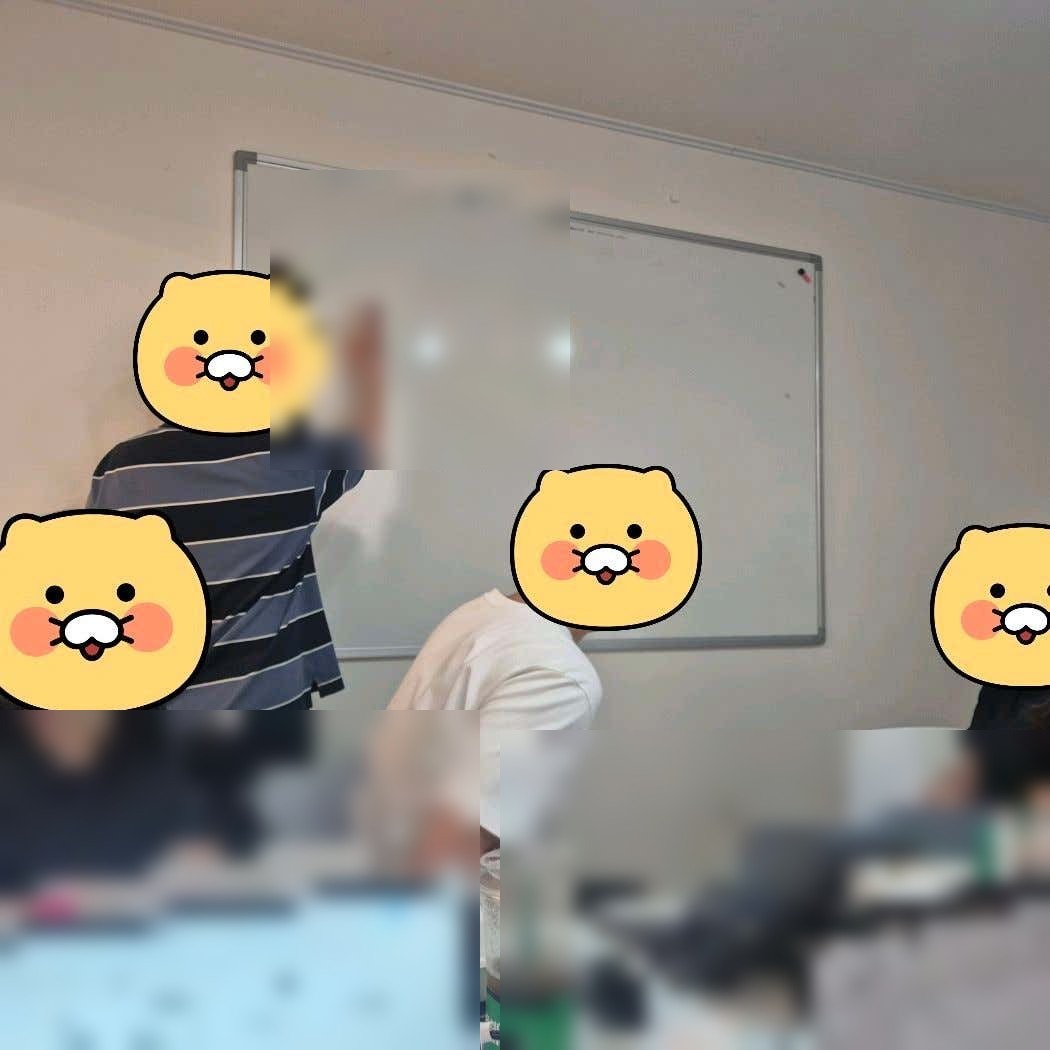 화이트보드 앞에 모인 이용자 네 명