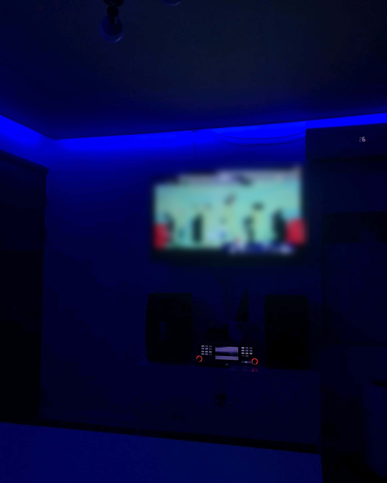 파란 조명이 켜진 노래 화면과 노래 기기, 양쪽 스피커