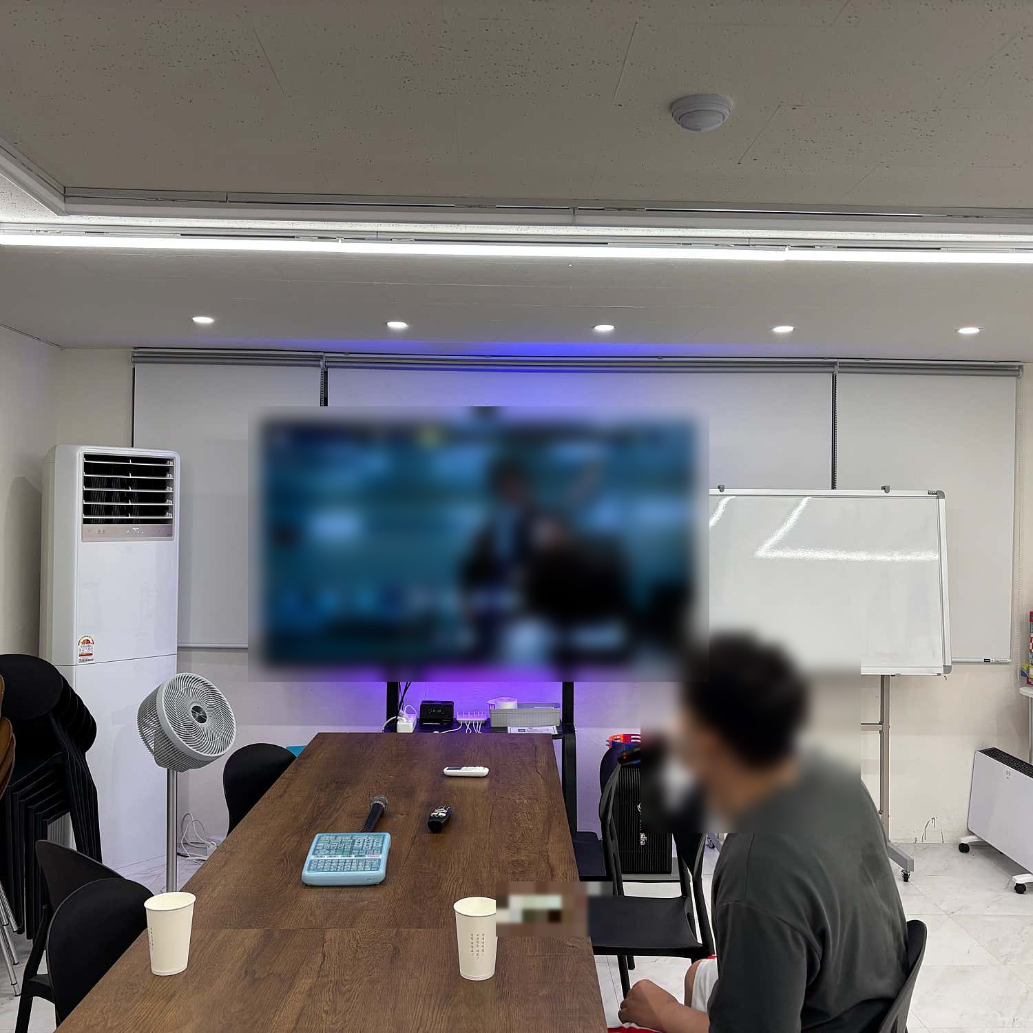 테이블 옆에서 마이크를 들고 노래를 즐기는 자리