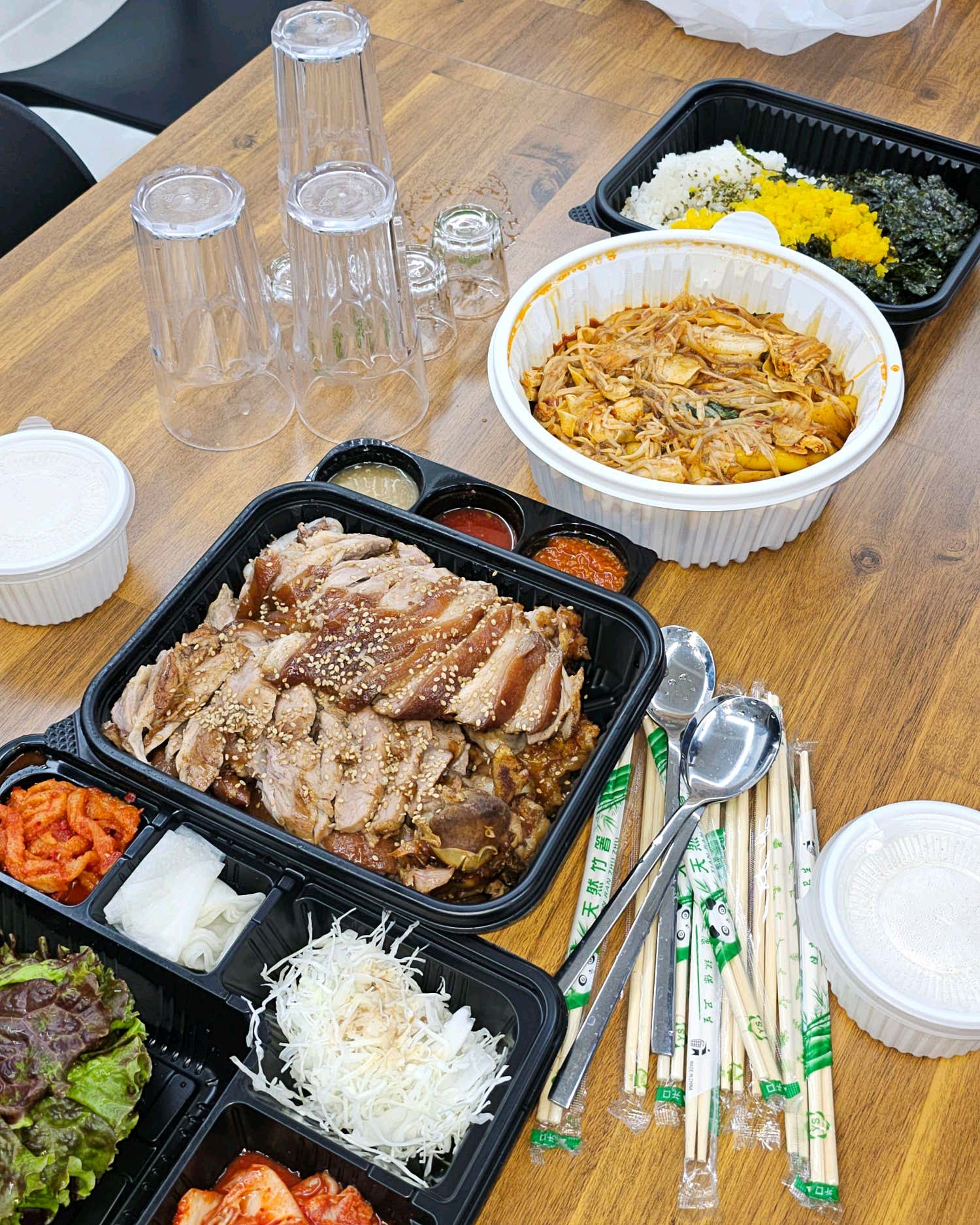 어반클래식 홍대6호점의 나무 테이블 위에 놓인 음식과 식기