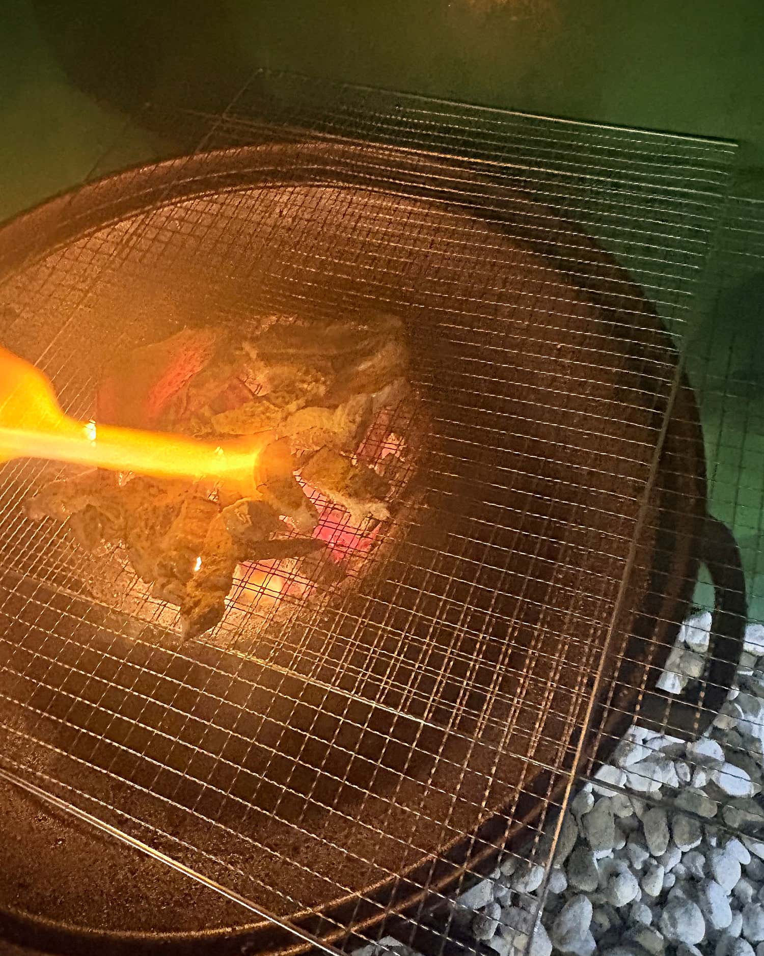어반클래식 영등포3호점 바베큐 그릴의 불판과 숯